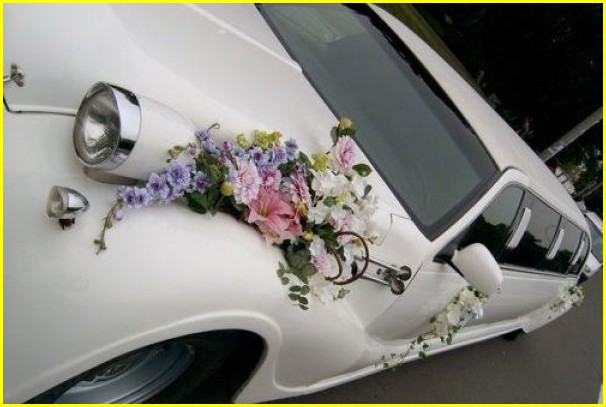 Оформление свадебной машины живыми цветами в Перми
