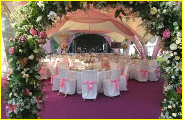 Оформление свадебного банкетного зала живыми цветами