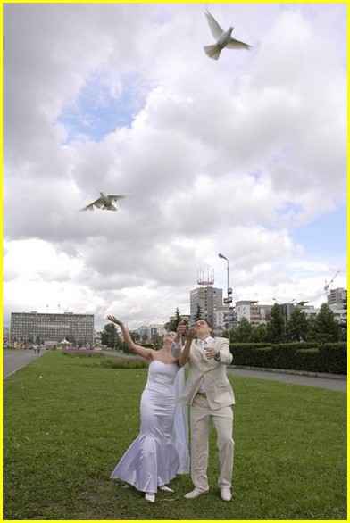 Символическая церемония — запуск пары белых свадебных голубей